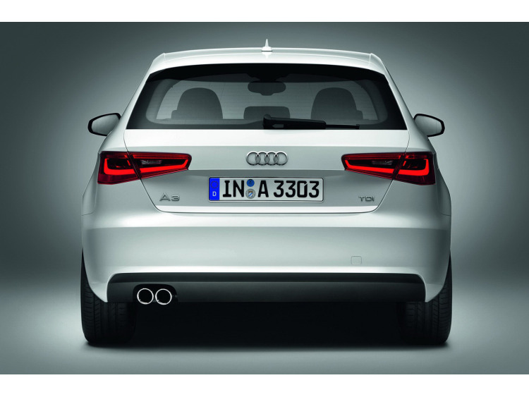 Fascia per bagagliaio cromata Audi A3 S&eacute;rie 1 Phase 2 00-03 Audi A3 S&eacute;rie 3 Limousine 13-16 Audi A3 S&eacute;rie 3 Phase 2 16-26 Audi A3 S&eacute;rie 3 Phase 2 Limousine 16-26 Audi A3 S&eacute;rie 3 Phase 2 Sportback 16-2