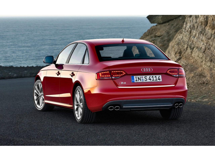 Fascia per bagagliaio cromata Audi S4 08-11 s&eacute;rie 3 & Audi S4 11-16 s&eacute;rie 3 phase 2